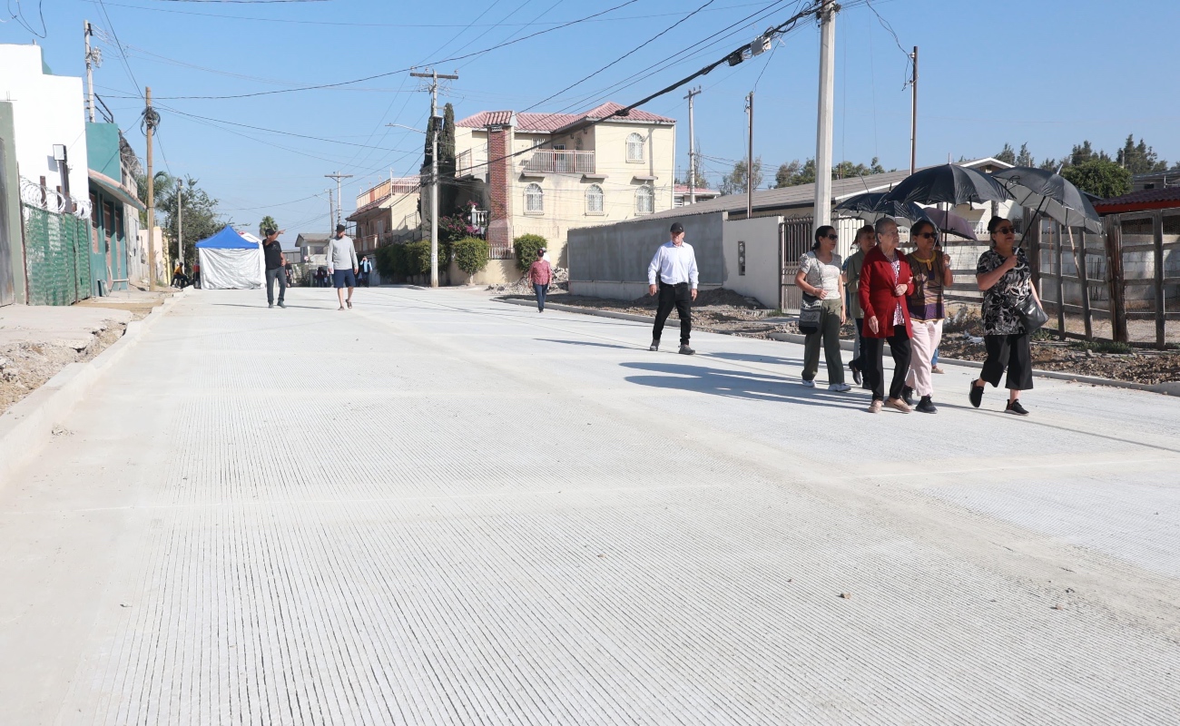 Desarrollan obras de pavimentación con concreto hidráulico.