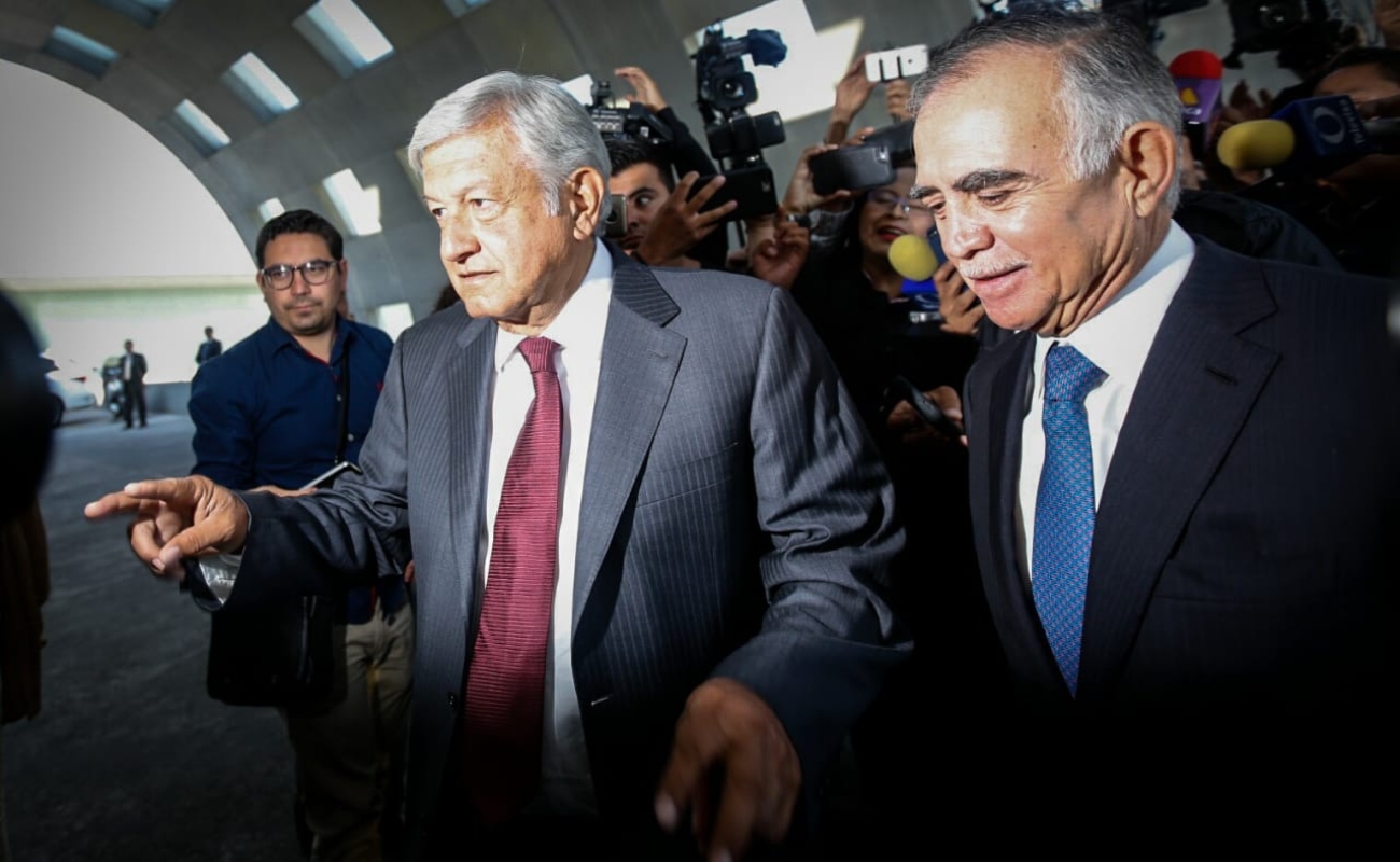 López Obrador llegó a las 8:30 de la mañana al Club de Industriales, donde fue recibido por Alejandro Ramírez, presidente del Consejo Mexicano de Negocios.
