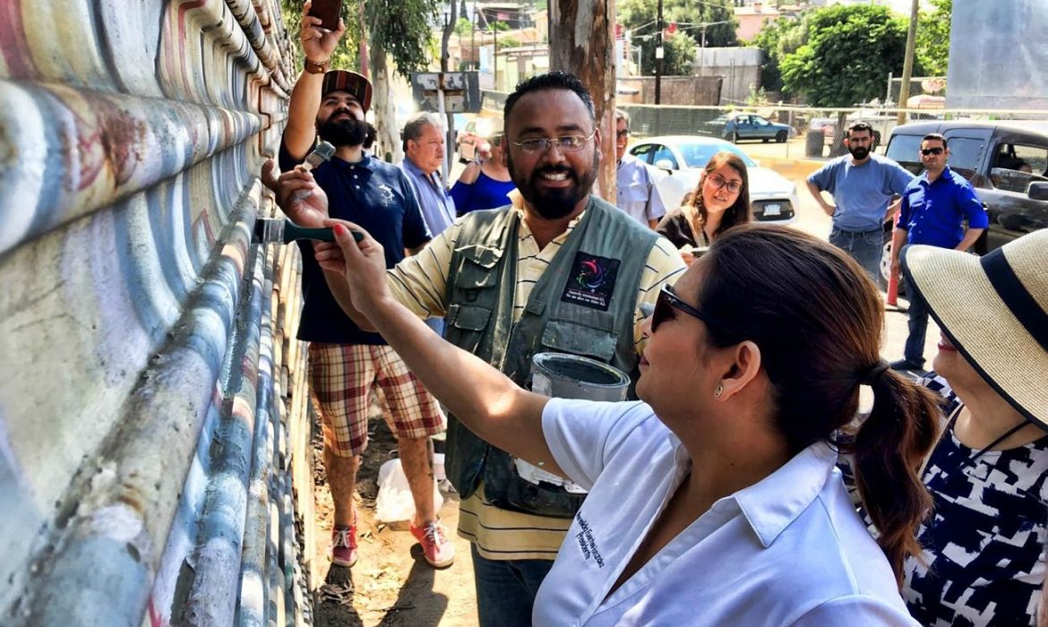Con mural hermanan a familias en Tecate