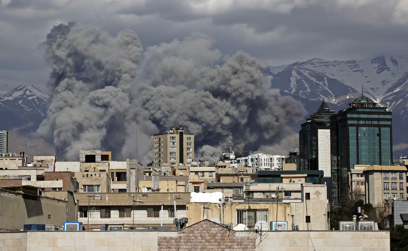 Humo se eleva sobre Teherán tras un ataque aéreo conjunto de Estados Unidos e Israel, 10 de marzo de 2026.