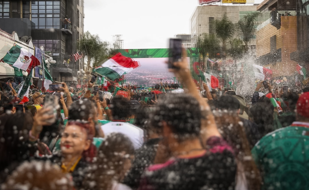 Con la victoria de México, la celebración se extendió por varias cuadras del centro de Tijuana. Fotos: Karen Castañeda/ Border Zoom