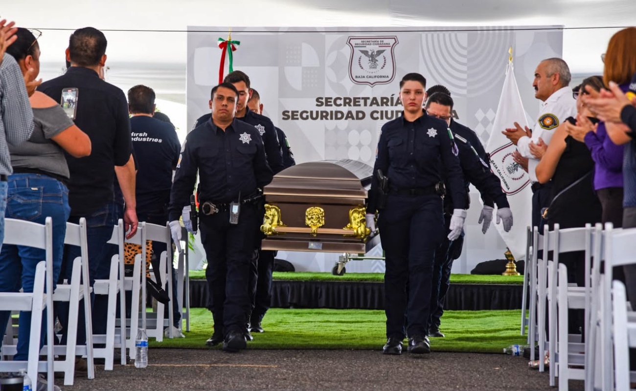 Despiden con honores al agente estatal César Tapia