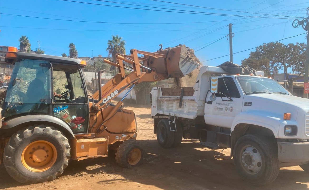 Se retiraron 72 toneladas de tierra, escombro y basura en la calle Rodolfo Sánchez Taboada, en Maneadero.