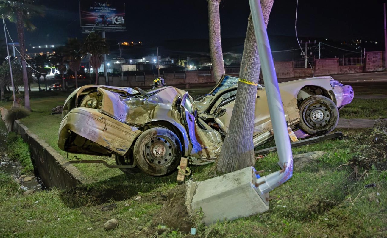 Rescata Bomberos a conductor prensado tras chocar en el Rosas Magallón
