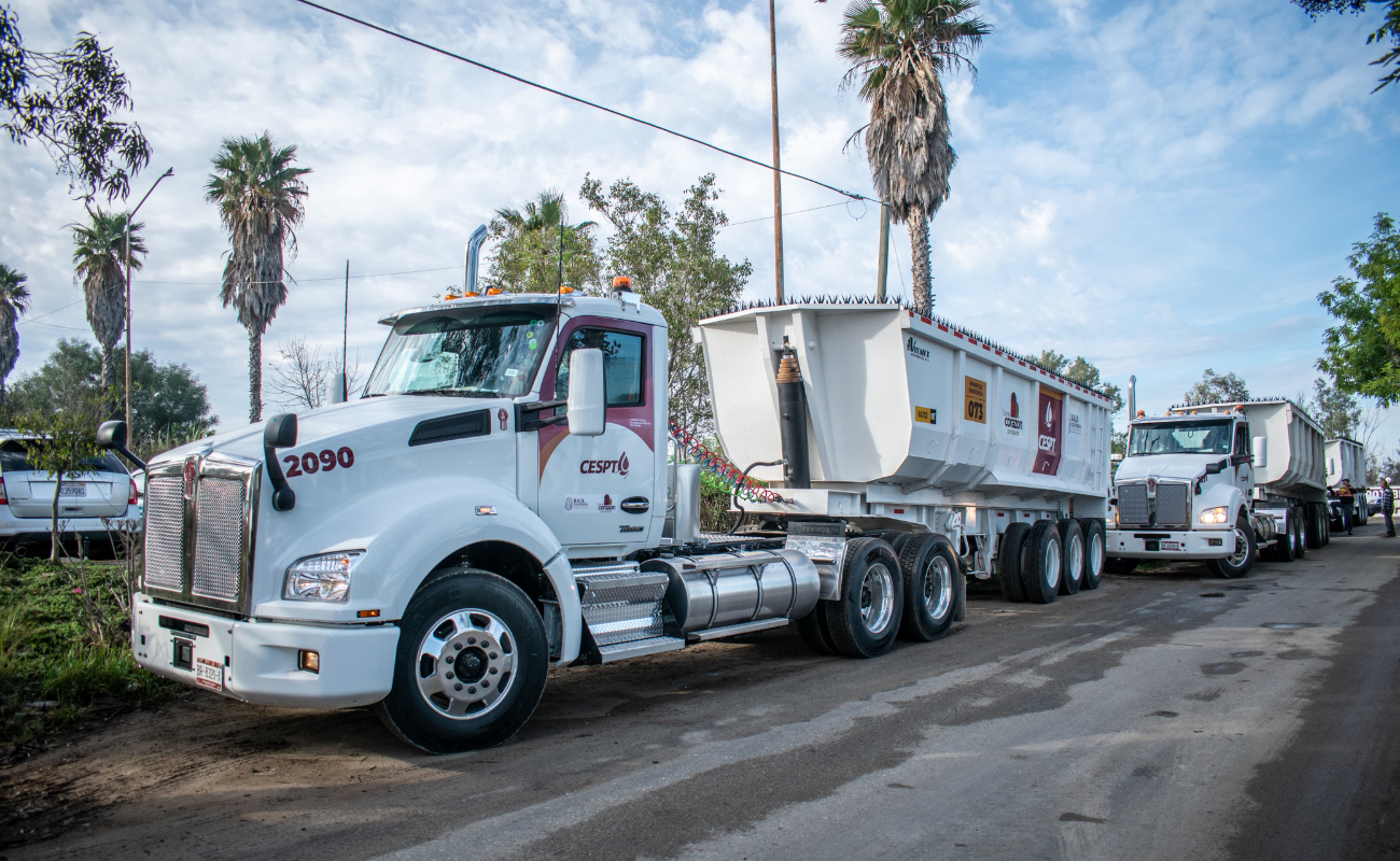 Cuatro nuevos tractocamiones permitirán retirar con mayor rapidez los residuos generados en plantas de tratamiento.