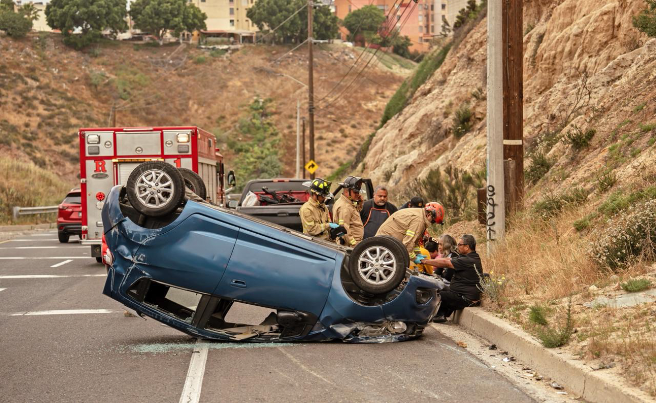 Choque y volcadura en Boulevard Fundadores; sin lesionados de gravedad
