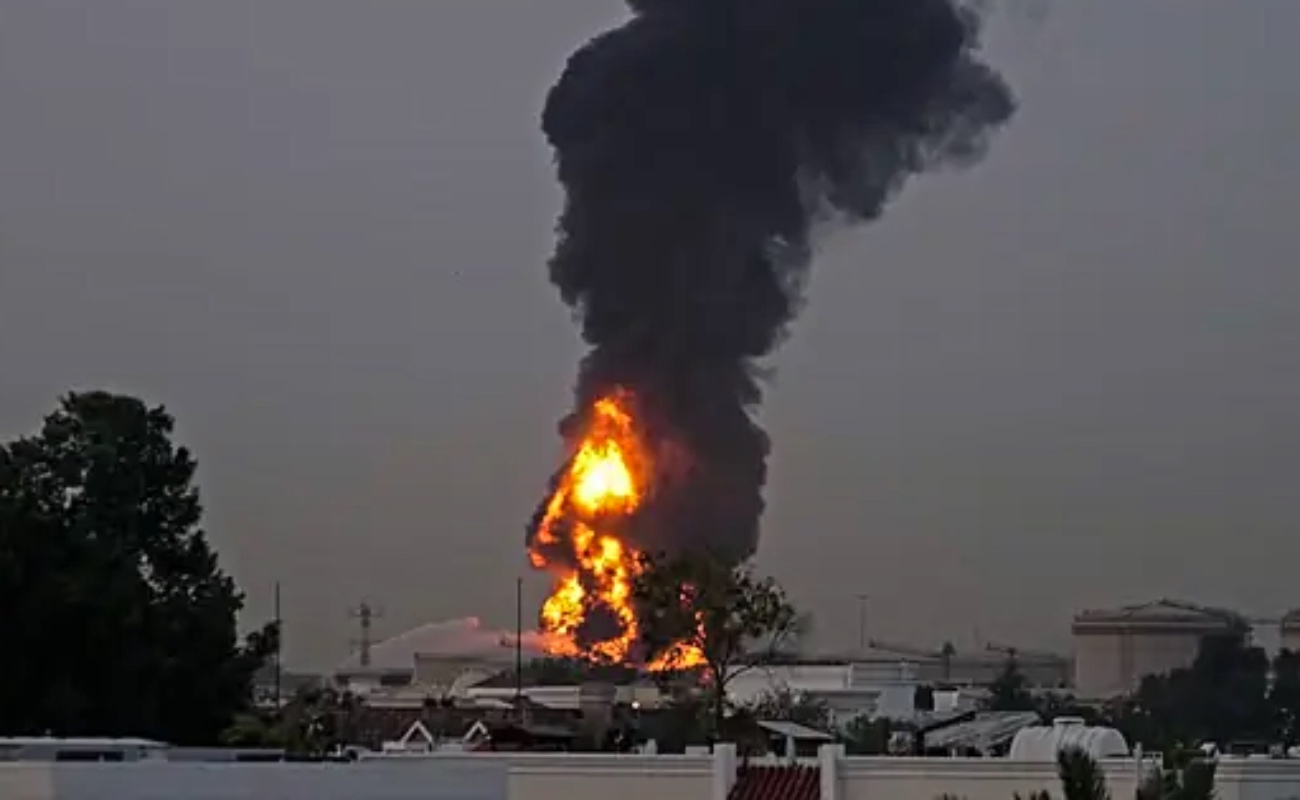 Columna de humo visible cerca del Aeropuerto Internacional de Dubái tras el impacto de un dron que provocó un incendio y retrasos en operaciones aéreas.