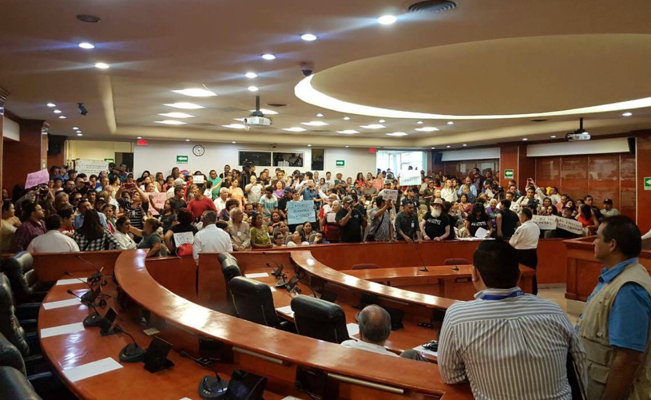 Los legisladores decidieron posponer el análisis y aprobación de dos dictámenes que polarizaban posiciones en el recinto legislativo