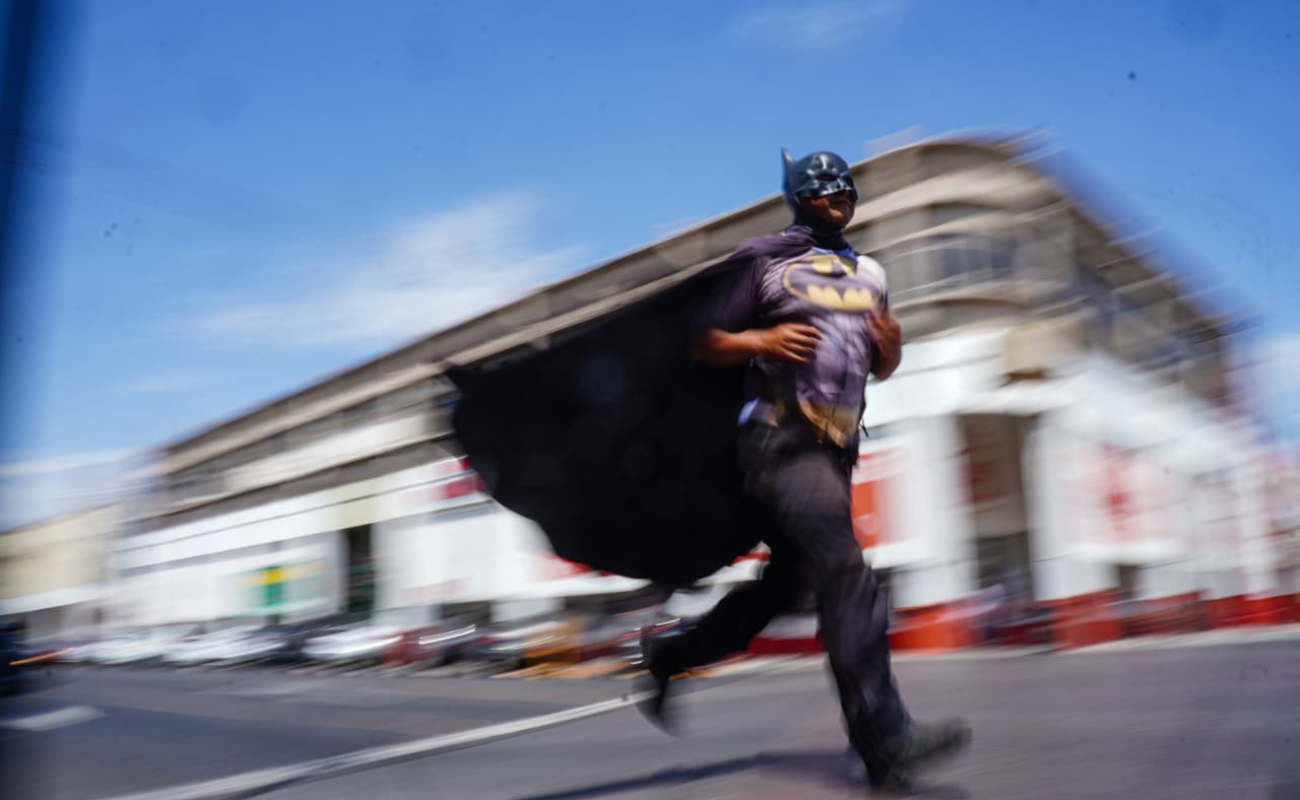 ¡El Batman mexicano llegó a Mexicali! Recorre el país a pie rumbo a los 10 mil kilómetros