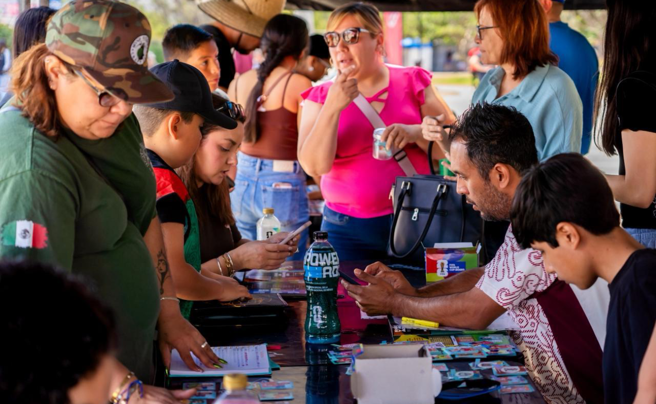 Reúne Gobierno de Ensenada a familias ensenadenses en exitoso Intercambio de Estampas del Mundial