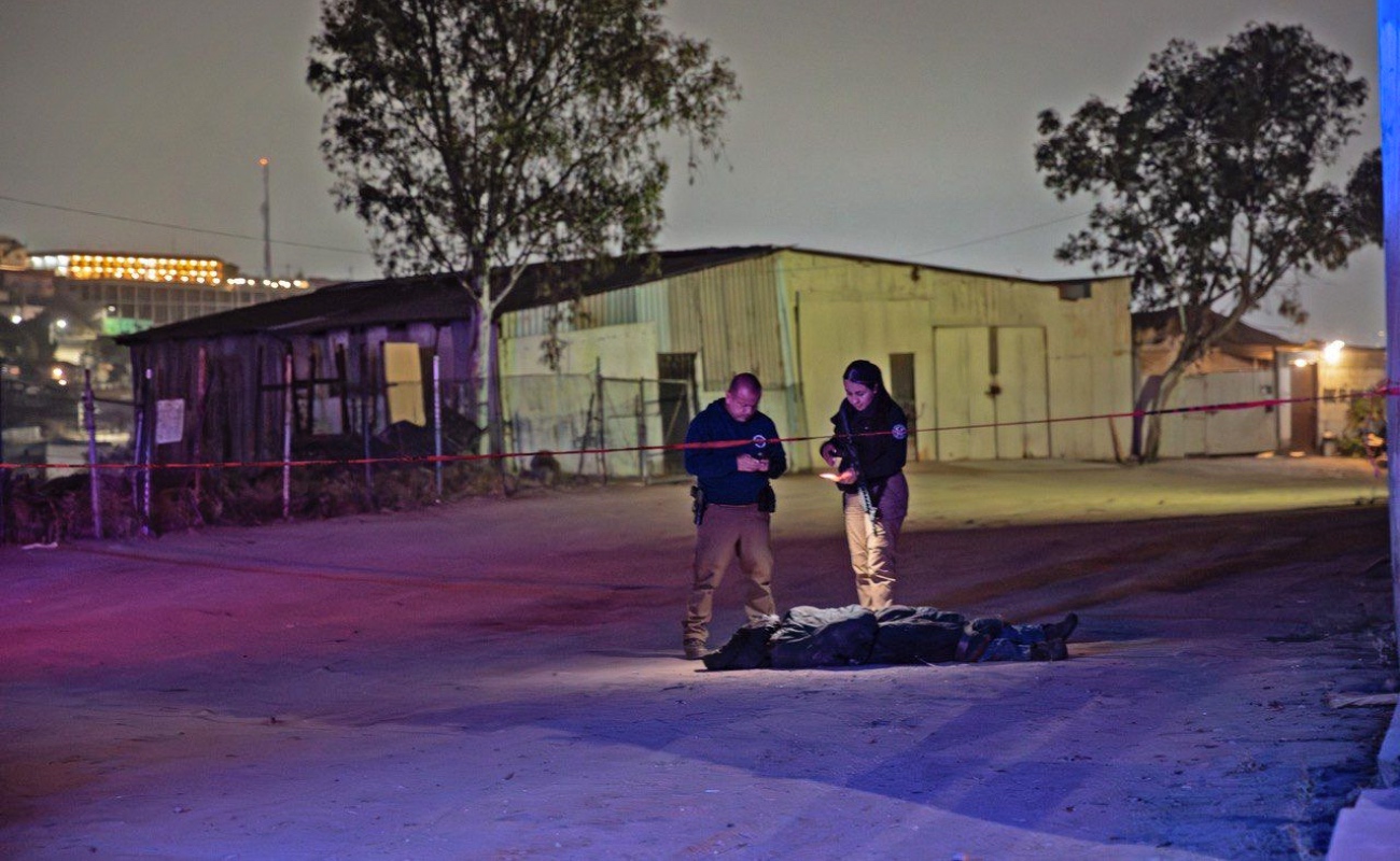 Localizan cuerpo maniatado y encobijado en Loma Bonita