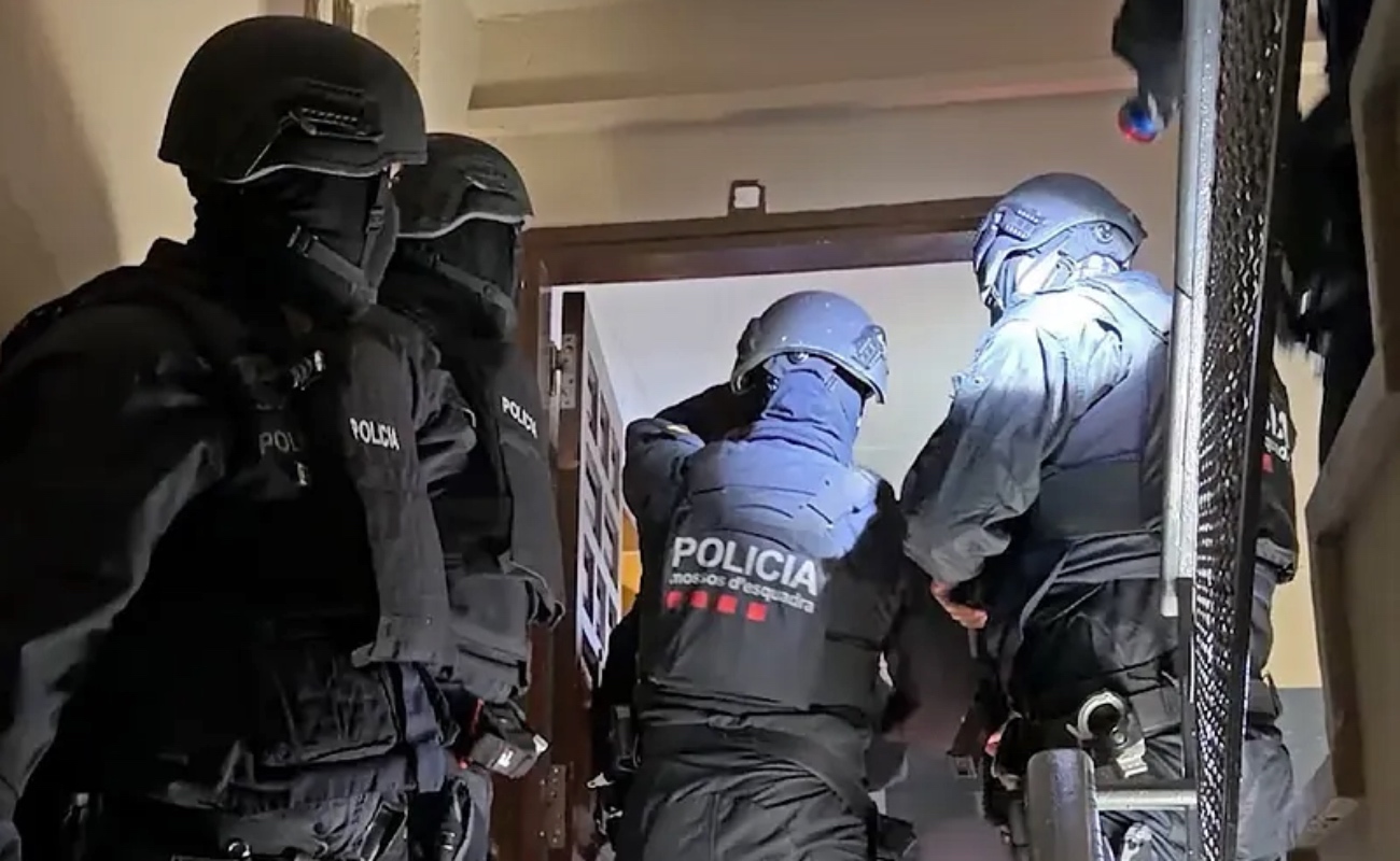Elementos de seguridad españoles participaron en un operativo simultáneo en distintas ciudades para desarticular una presunta red extremista vinculada con actividades de radicalización.