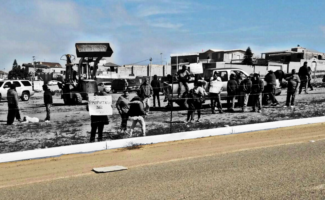 Colonos cuestionan el actuar de los funcionarios municipales a quienes acusan de entregar terrenos de esta colonia a favor de un particular.