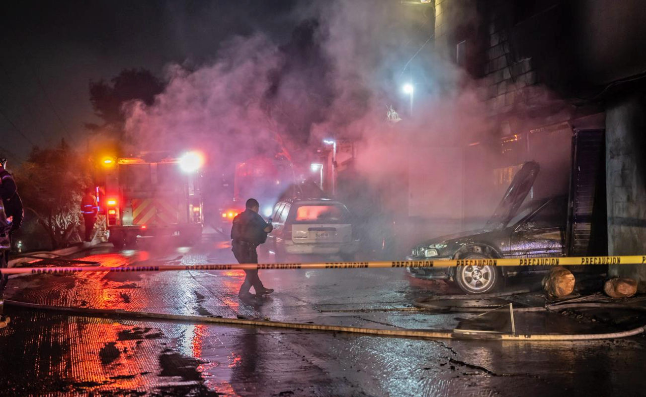 Incendio de cochera en la colonia 3 de Octubre deja un auto calcinado