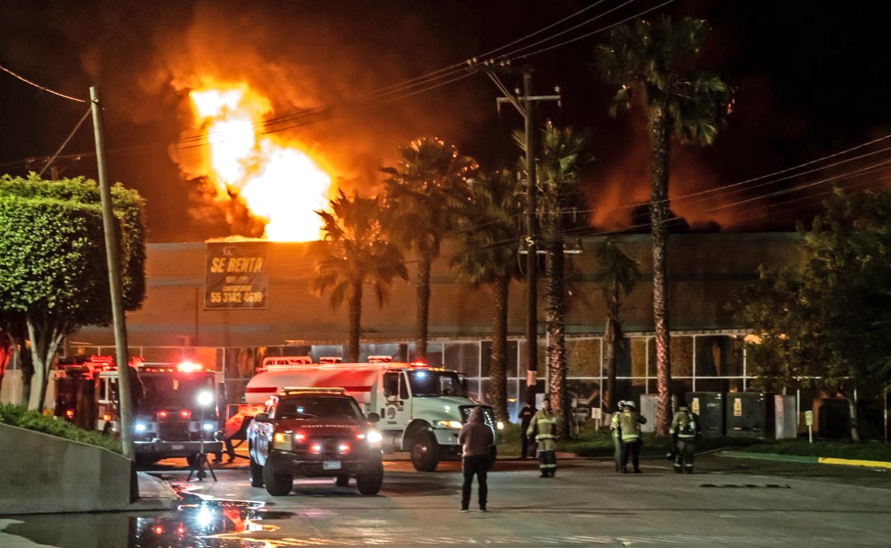 Sofocan fuerte incendio en fábrica del Parque Industrial El Florido