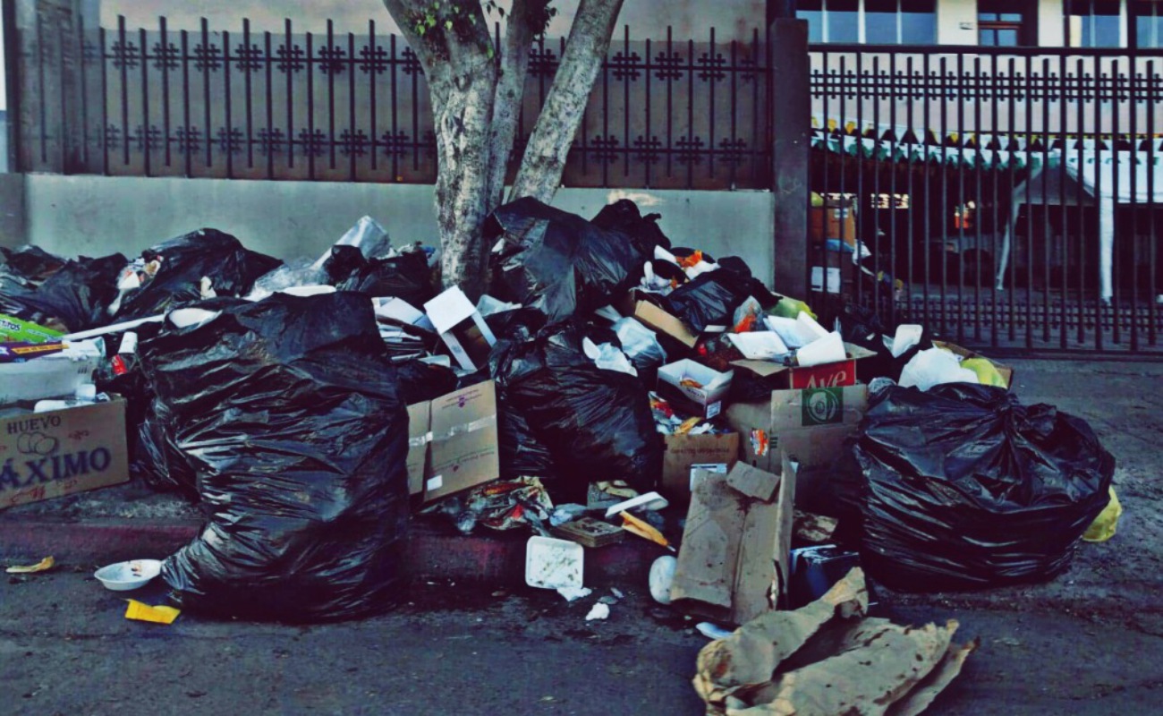 El Sindicato de Burócratas de Tijuana mantiene un paro de labores en demanda de dos mil 500 uniformes para personal de campo.