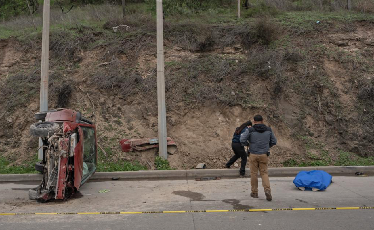 Muere conductor tras volcarse en el Libramiento Sur