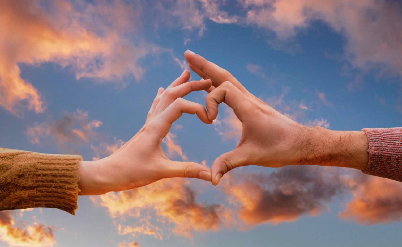 Las green flags son pequeñas acciones cotidianas, que, al ser consistentes, sostienen una relación.