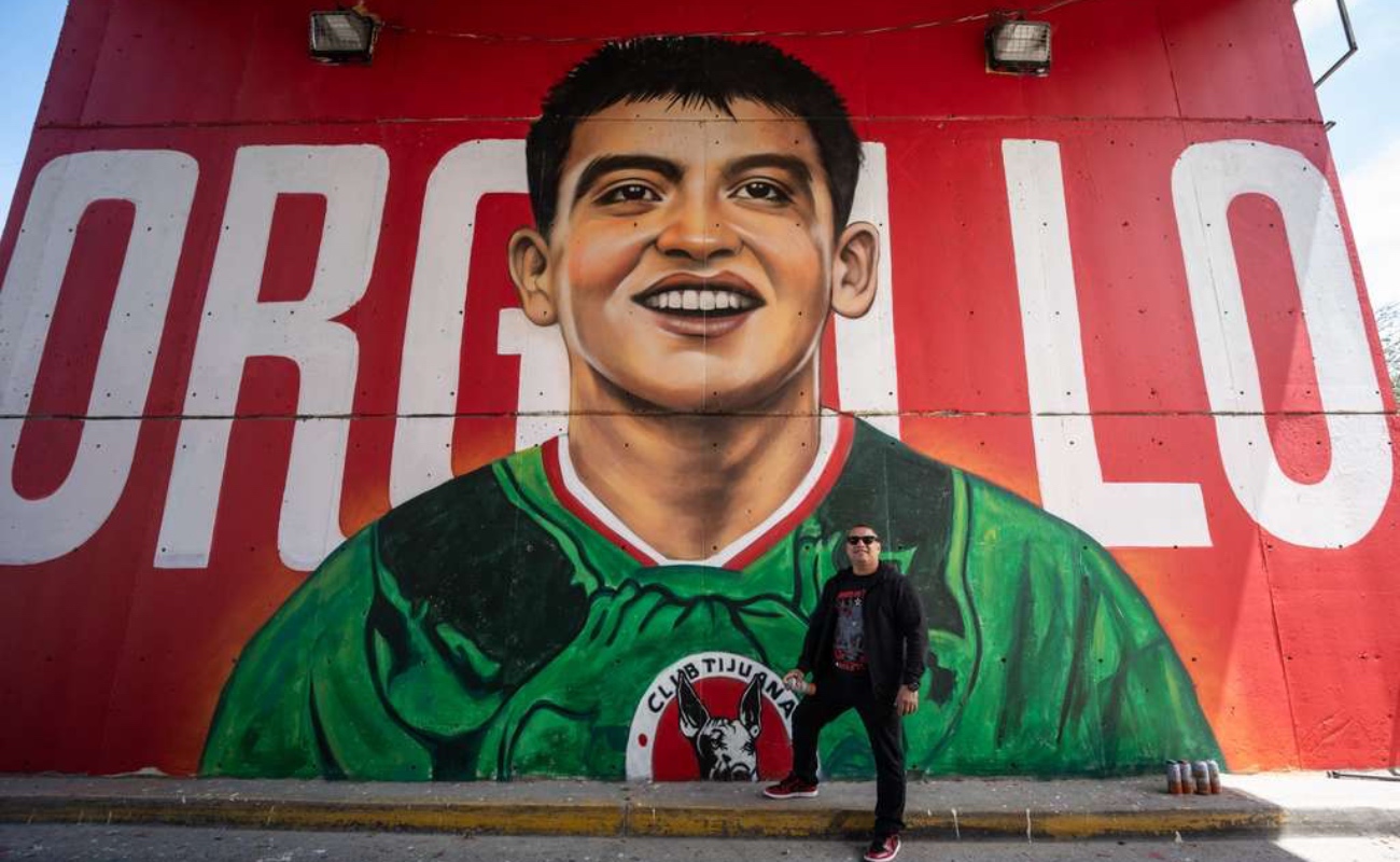 Bajo la palabra “ORGULLO”, escrita en mayúsculas, el muralista tijuanense Mode Orozco retrató al mediocampista de Club Tijuana.
