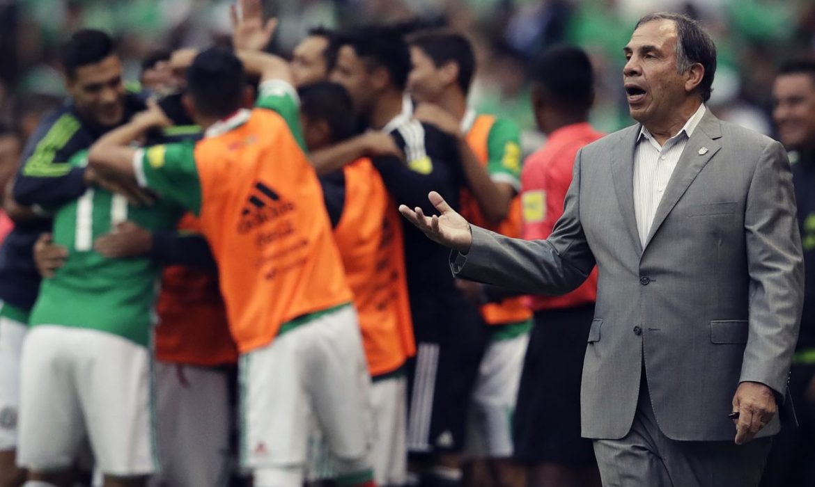 Bruce Arena le arrebata un empate a México en el Azteca