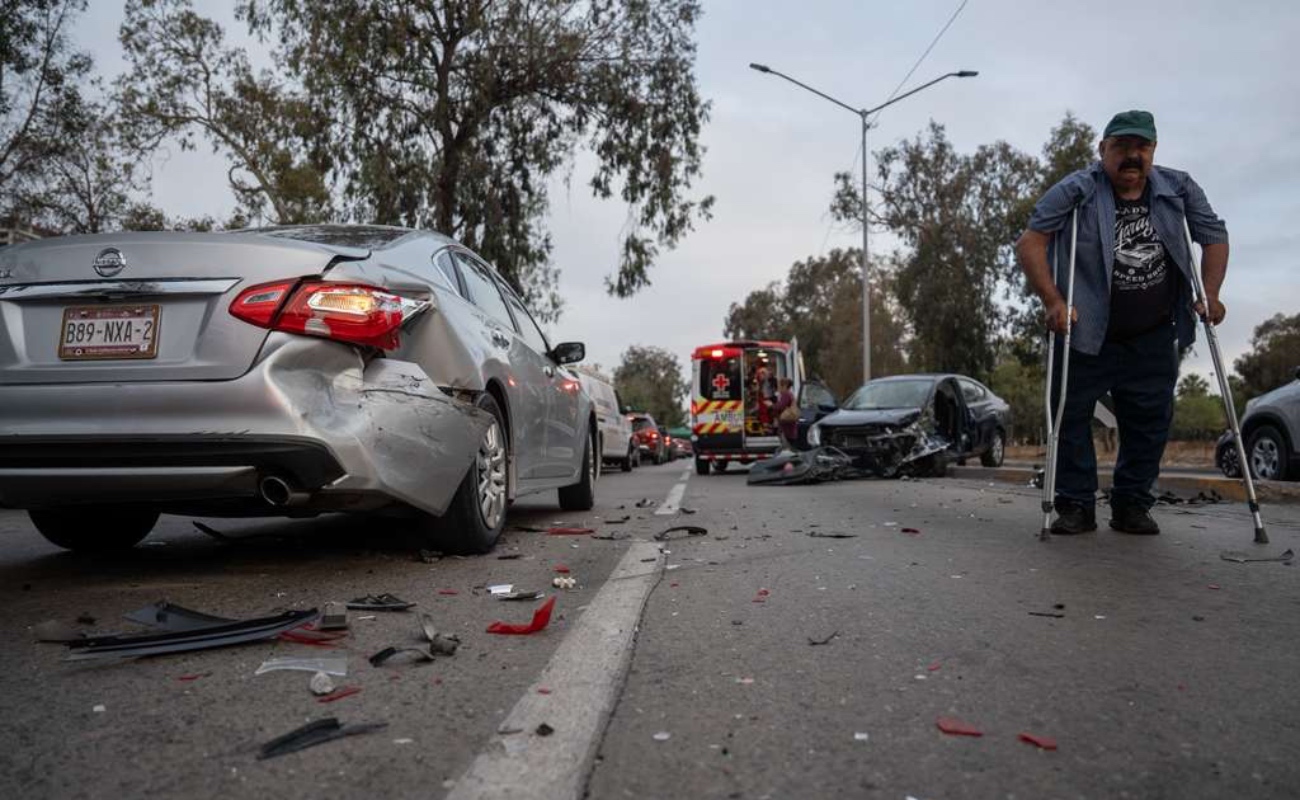 Choque múltiple en Vía Rápida Oriente; conductor queda atrapado