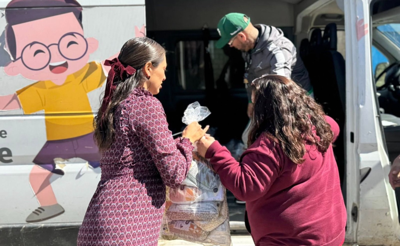 La Mtra. Alejandra Herrera entregó canastas básicas de forma directa a la comunidad.