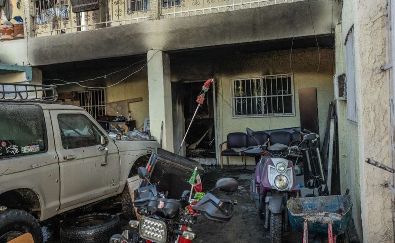 Con el uso de mangueras, el personal comenzó las maniobras para sofocar las llamas y evitar que se propagaran al resto de la estructura.