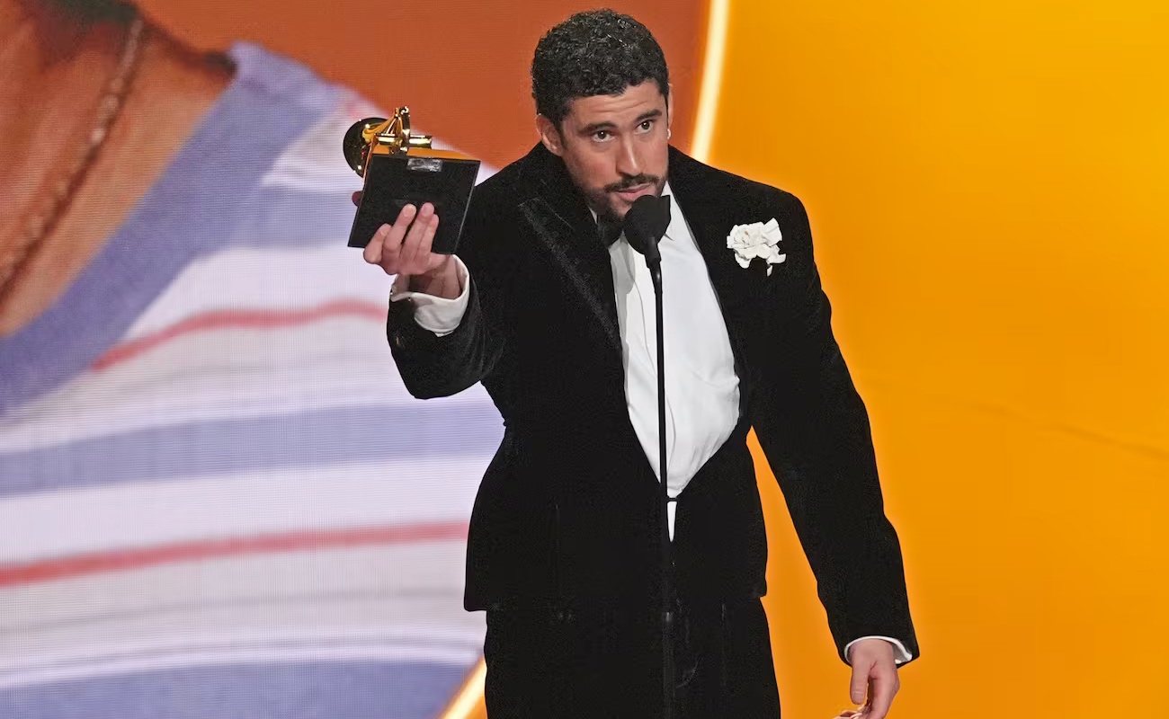 Bad Bunny recibe el Grammy al Álbum del Año por Debí Tirar Más Fotos en la ceremonia 68ª de los Grammy, marcando un antes y un después para la música en español.