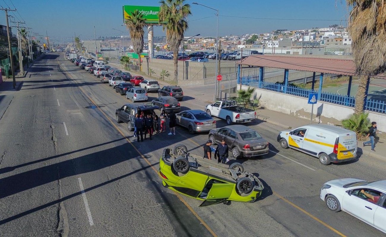 Auto termina volcado tras choque entre tres vehículos en Baja Máq El Águila