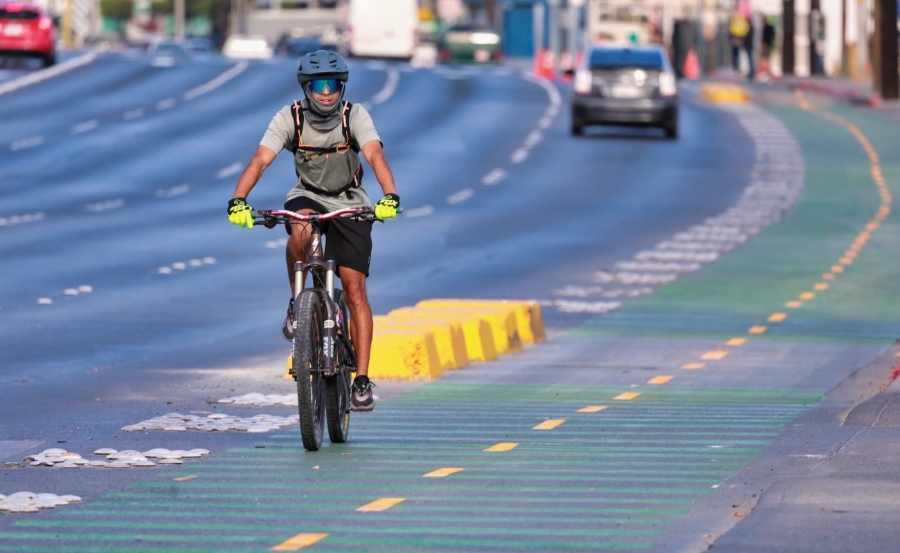 Rehabilitan señalamientos en la ciclovía del bulevar Federico Benítez