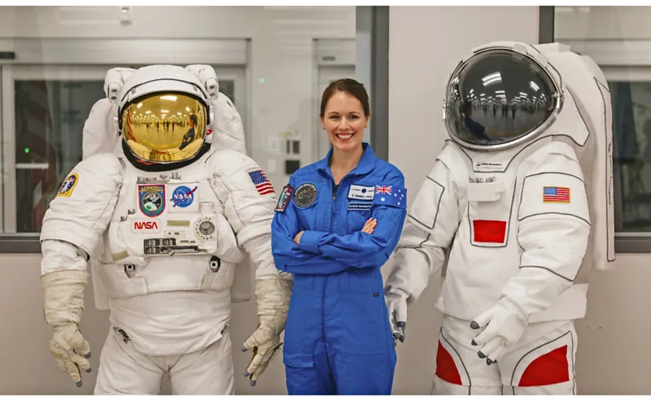 Katherine Bennell-Pegg, ingeniera aeroespacial y primera astronauta formada en Australia, durante un evento oficial del programa espacial australiano.