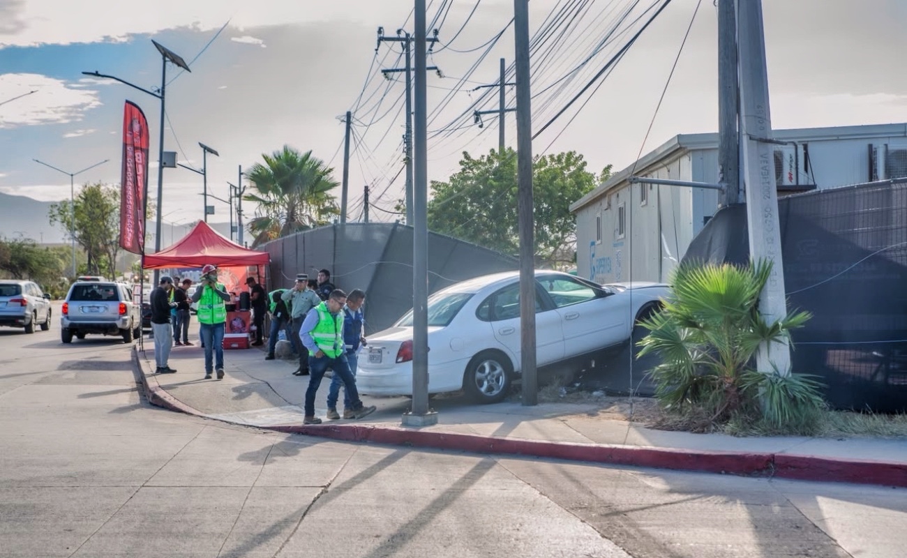 Conductor pierde el control y choca contra barda del Aeropuerto de Tijuana
