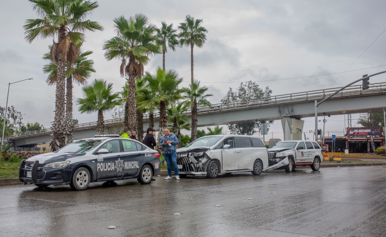 Accidente vehicular en bulevar Bellas Artes; unidad de valores involucrada