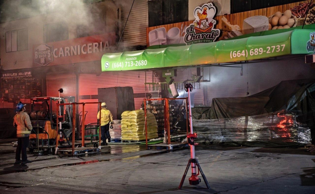 Se incendia local en la Central de Abastos