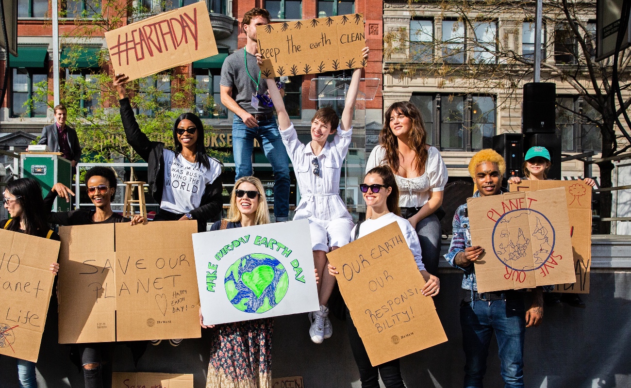 Ciudadanos participan en una jornada de calles sin autos durante el Día de la Tierra 2026, promoviendo la movilidad sustentable y la recuperación del espacio público.