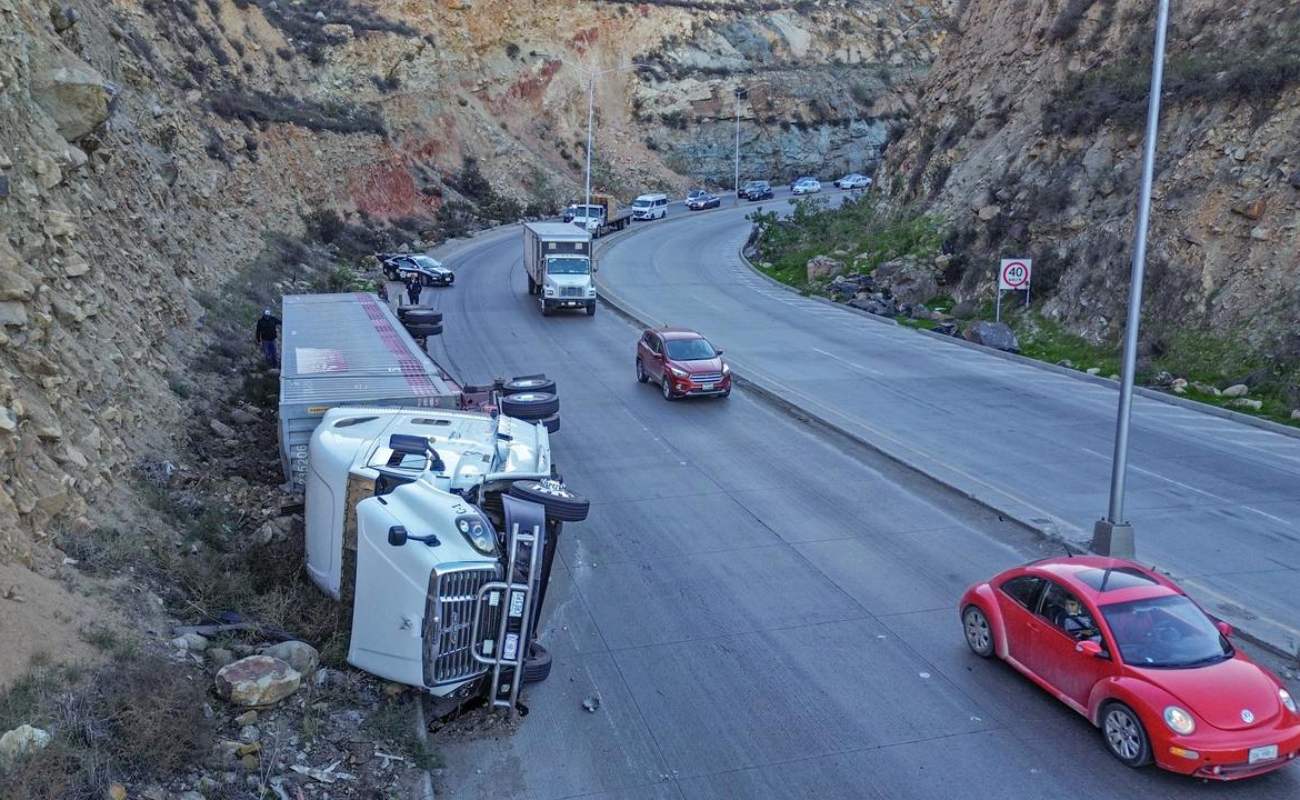 Las labores para “voltear” el trailer llevará varias horas.