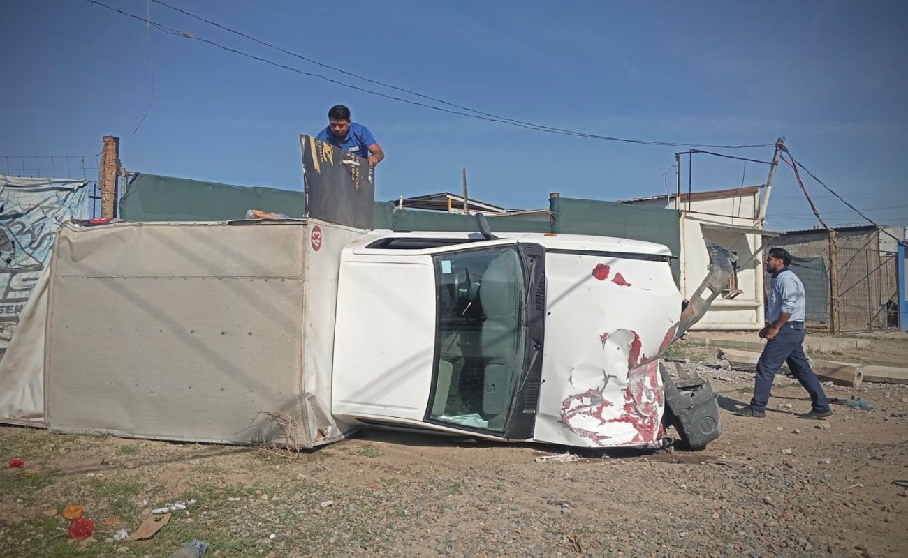 El camión impactó un poste de luz y posteriormente terminó volcado a la orilla de la carretera.