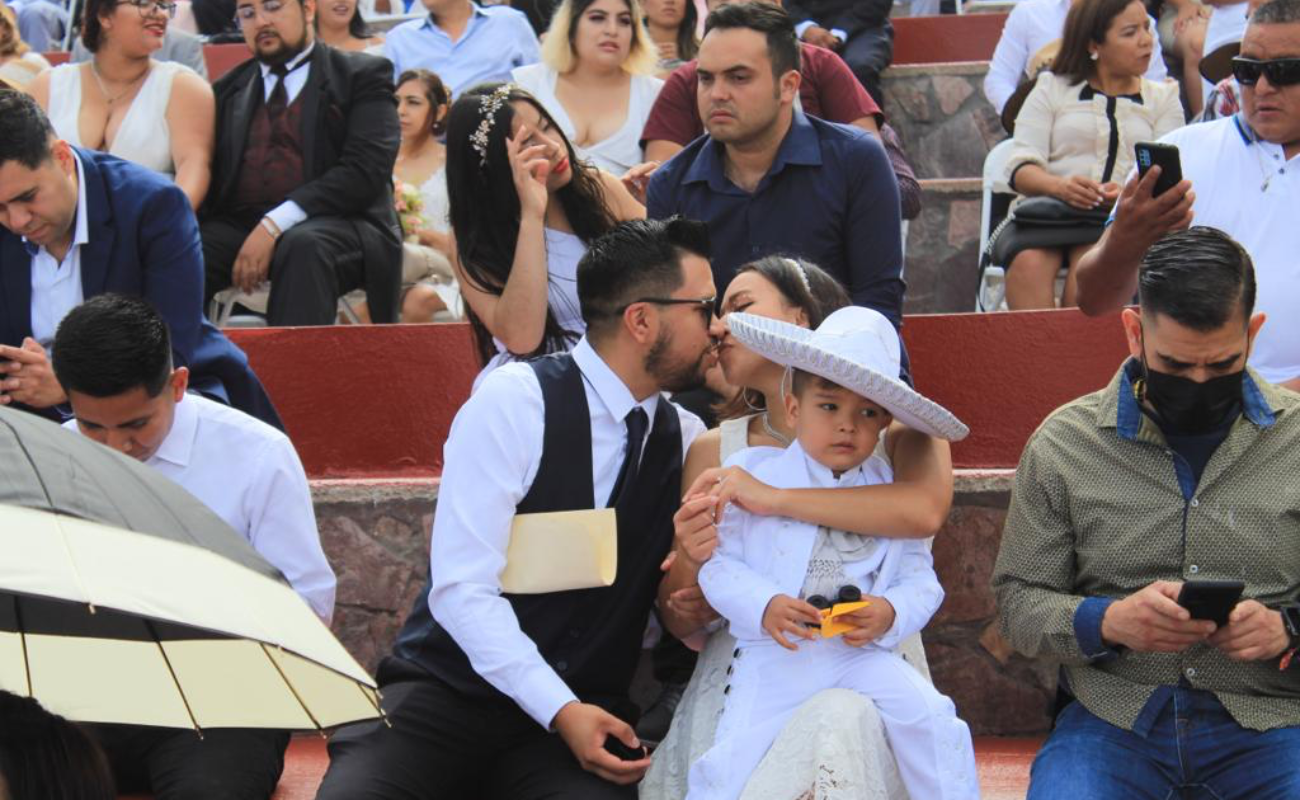 Las más de 300 parejas se dieron el "sí" en el malecón de Playas de Tijuana.