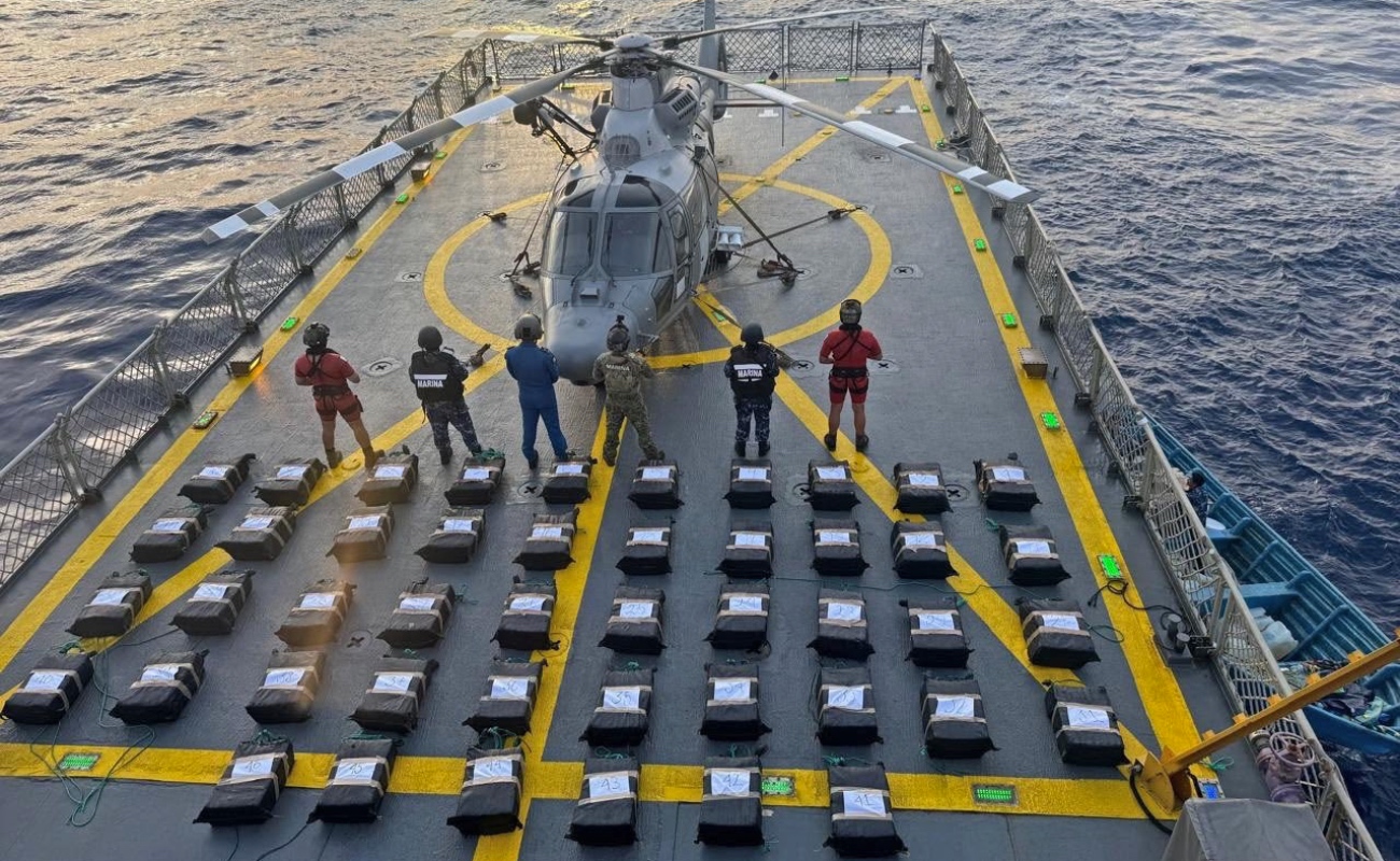 Secretaría de Marina y Guardia Costera de EEUU aseguran 1.2 toneladas de cocaína frente a Oaxaca, hay seis detenidos