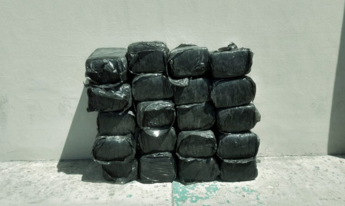 Abandonan más de 200 kg de marihuana en vía pública
