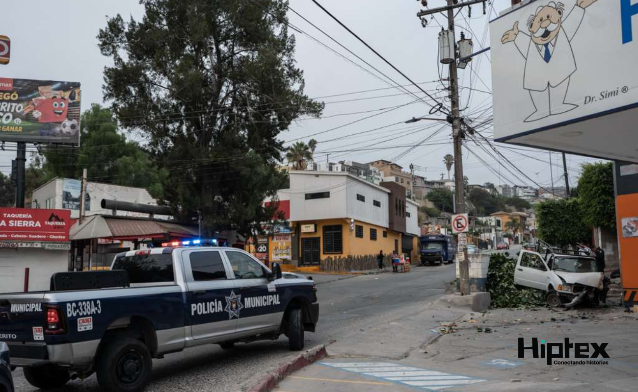 Bomberos rescatan a pareja atrapada tras chocar contra una ferretería en La Sierra