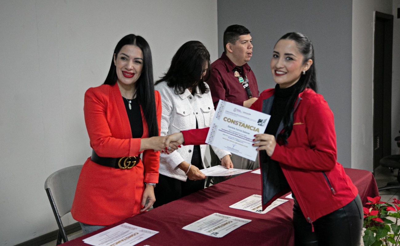 La Secretaría de Educación de Baja California entregó constancias a 56 asesores técnico pedagógicos de primaria en Mexicali, quienes completaron un curso de 33 horas sobre acompañamiento docente.