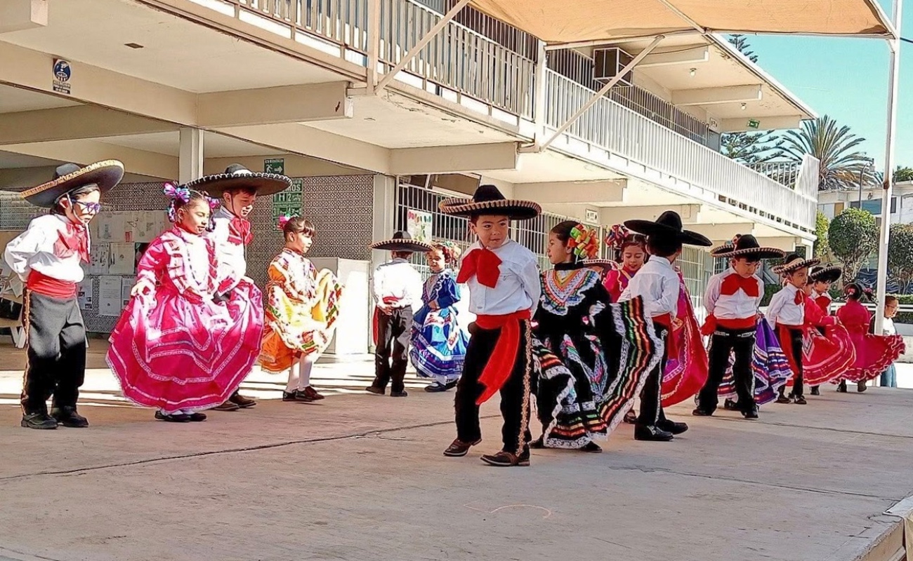 Realizan preescolares de Ensenada muestra de bailables regionales