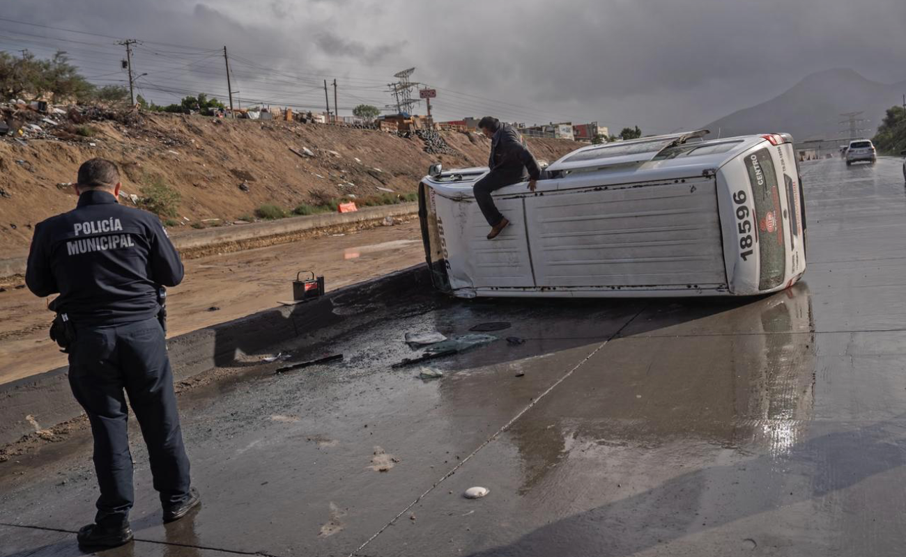 Volcadura de taxi de ruta en el Bulevar 2000 deja una mujer lesionada