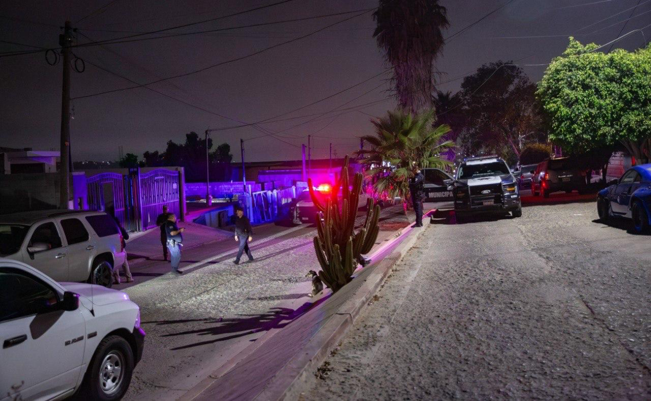 La víctima, identificada como Raúl, de 56 años de edad, sufrió una lesión por arma de fuego entre la cintura y uno de los glúteos.