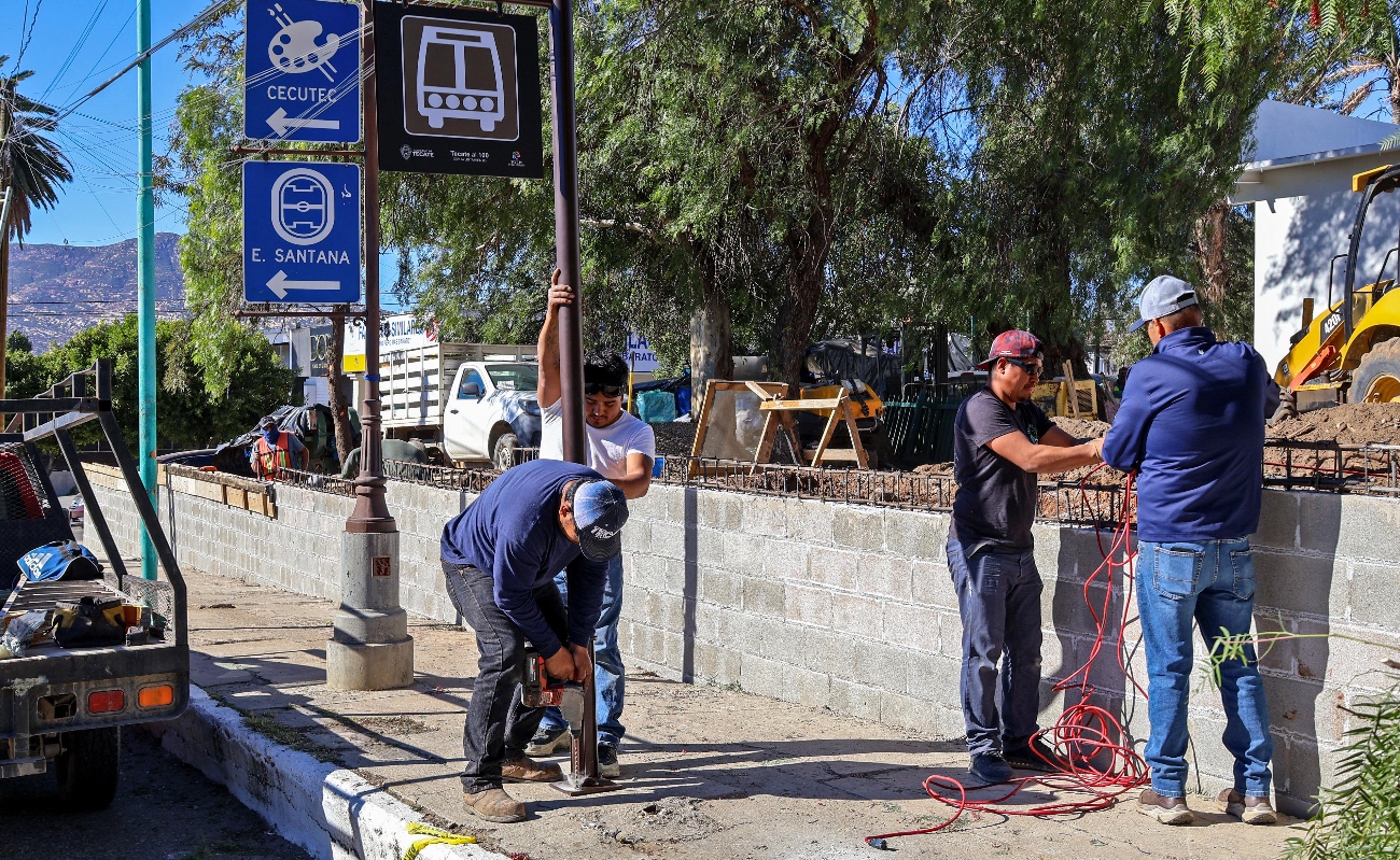 Inició la instalación de señalética para la Nueva Ruta Troncal de Transporte Público en Tecate, conectando ISSSTECALI con el Fraccionamiento Andalucía.