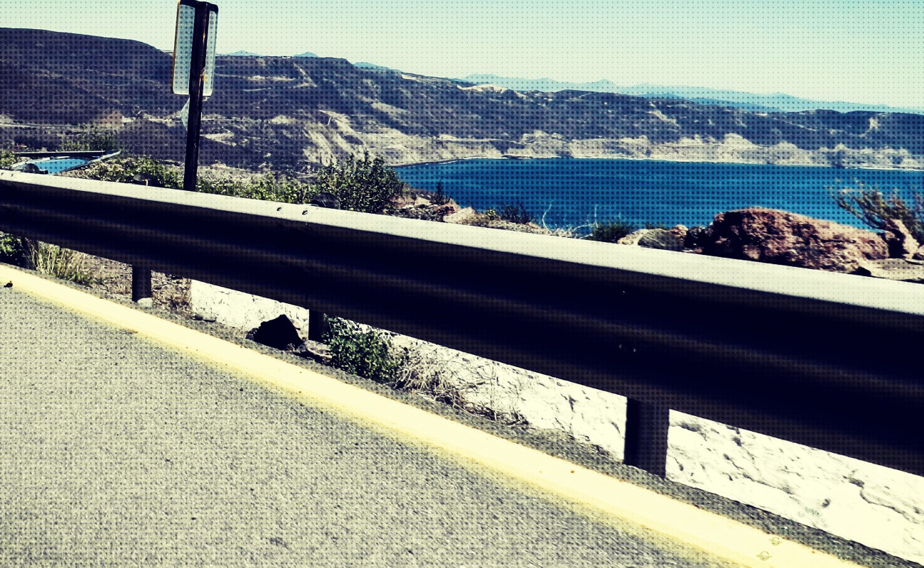 La carretera escénica “se sigue moviendo”, cuando están por cumplirse el día 28 de este mes cuatro años del derrumbe que incomunicó a Ensenada por un año.