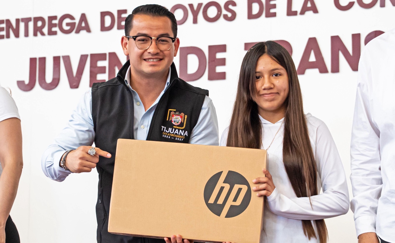 Entrega alcalde Abdiel Gutiérrez apoyos de la convocatoria '1era. Brigada Juvenil de Transformación Digital'