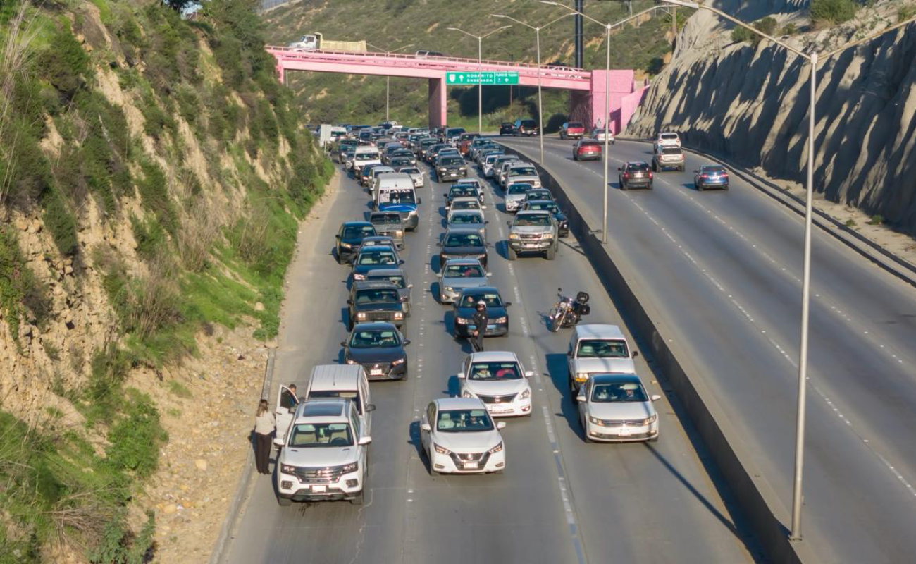 Severo congestionamiento vehicular en la salida de Playas de Tijuana con dirección a la Zona Centro.