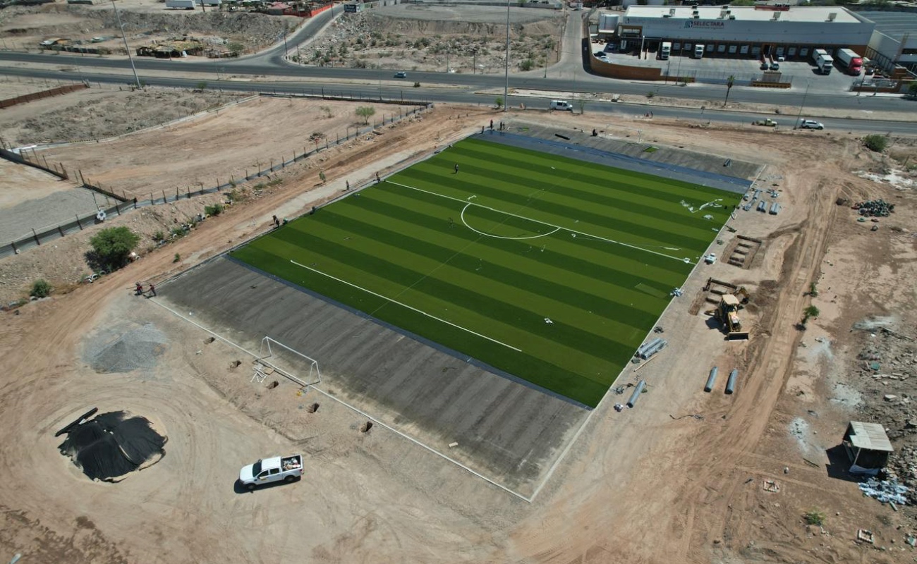 Continúan trabajos en campo de fútbol godoy calalo en Mexicali